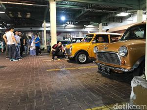 Wuih, Parkiran Ini Dipenuhi Mobil-mobil Mr Bean