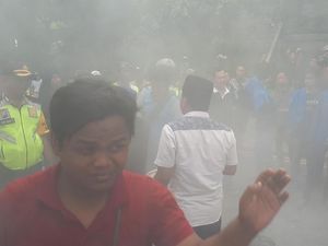 Mahasiswa Demo Konjen AS di Surabaya Kecam Trump