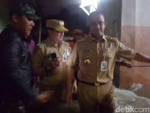 Tanggul Jatipadang Jebol Lagi, Anies Susuri Banjir Temui Warga