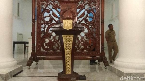Melihat Mimbar di Balai Kota DKI, DPR, hingga Istana