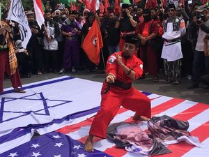 Demo Kedubes AS, Jawara Aksi Pencak Silat hingga Bakar Foto Trump Demo Kedubes AS, Jawara Aksi Pencak Silat hingga Bakar Foto Trump