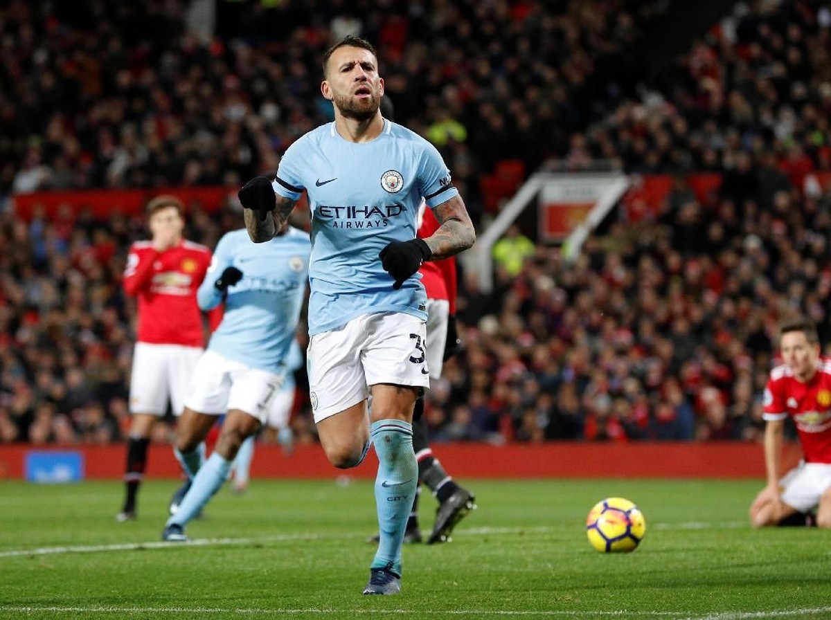 Manchester City melaju sendirian di Premier League 2017/18. (Foto: Darren Staples/Reuters)