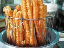 Gurih Manis Pedas, Si Cakwe Jumbo Khas Medan