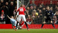 The Citizens kembali unggul setelah bek Nicolas Otamendi membobol gawang MU yang dijaga David de Gea di awal babak kedua. Pada akhirnya gol ini menentukan kemenangan Si Manchester Biru. (Foto: Carl Recine/Action Images via Reuters)