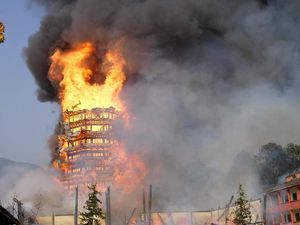 Api Membara Runtuhkan Pagoda di China