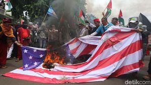 Demo di Kedubes AS, Foto Trump dan Bendera AS Dibakar