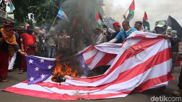 Demo di Kedubes AS, Foto Trump dan Bendera AS Dibakar