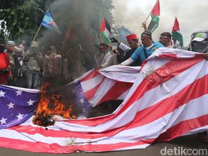 Demo di Kedubes AS, Foto Trump dan Bendera AS Dibakar