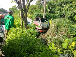 Ban Kiri Meletus, Truk Tangki Air Terperosok ke Selokan
