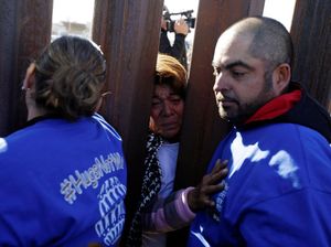 Momen Haru Pertemuan di Balik Dinding Perbatasan AS-Meksiko