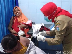 Warga Cilincing Bawa Anak Vaksin Difteri ke Puskesmas