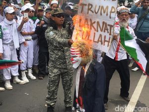Massa Bela Palestina di Depan Kedubes AS Bakar Boneka Trump Massa Bela Palestina di Depan Kedubes AS Bakar Boneka Trump