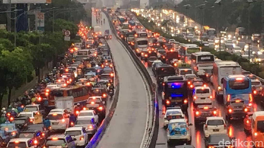 Foto: Macet di Jalan Gatot Subroto Usai Hujan Reda