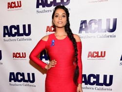 YouTuber Kaya Ini Cetak Sejarah Jadi Host Acara Malam Wanita Pertama