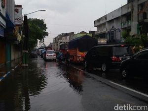 Banjir di Raya Bangil Surut, Lalin di Pasuruan Masih Macet