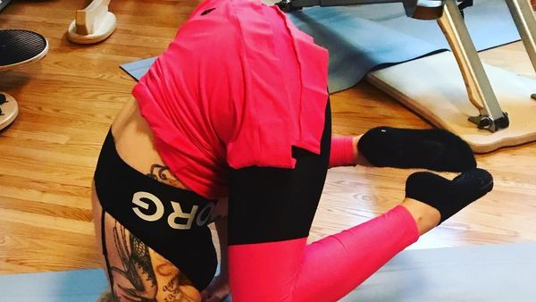 Foto: Pantas Makin Seksi, Olahraga Lady Gaga Sampai Jungkir Balik