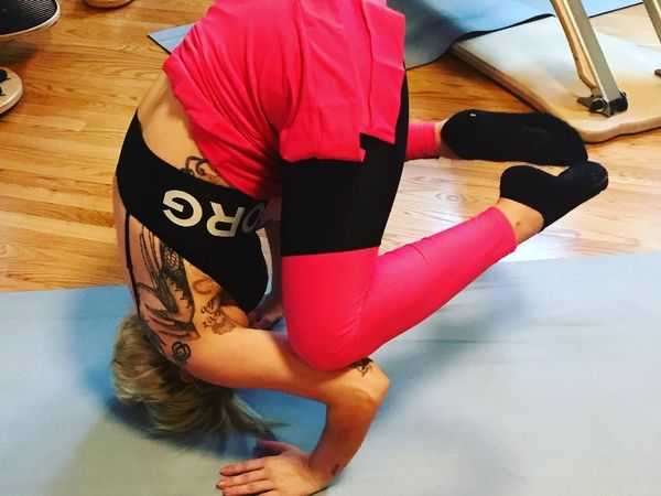 Foto: Pantas Makin Seksi, Olahraga Lady Gaga Sampai Jungkir Balik