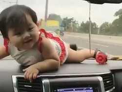 Balita Ditaruh di Dasbor Mobil, Anak kecil Bukan Barang Mainan!