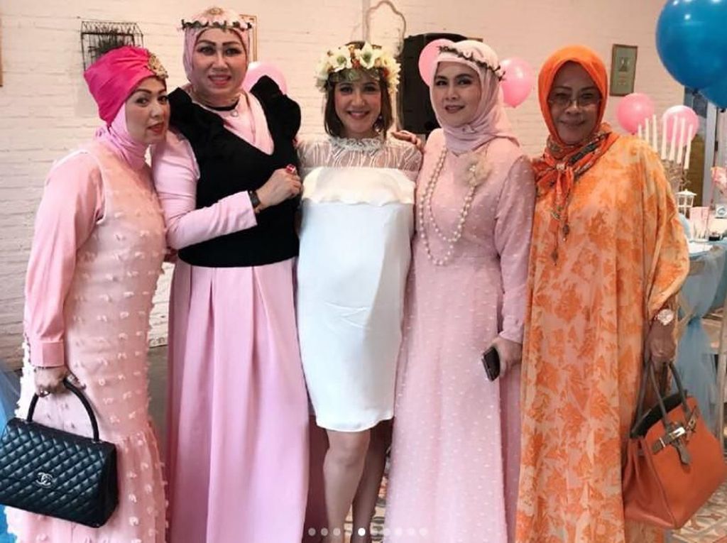 Andi Soraya Ungkap Resmi Menikah dan Tak Hamil di Luar Nikah Andi Soraya Ungkap Resmi Menikah dan Tak Hamil di Luar Nikah