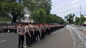 Penampakan Water Cannon dan Kawat Berduri di Kedubes AS