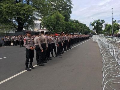 Penampakan Water Cannon dan Kawat Berduri di Kedubes AS