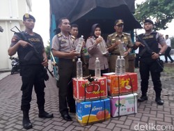Polisi Karanganyar Hadang Truk Bermuatan 2.808 Liter Miras