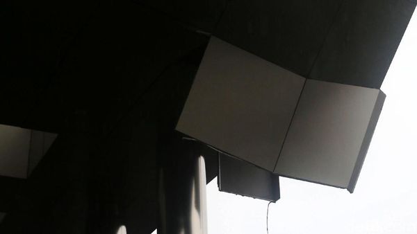 Penampakan Plafon Lobi KPK yang Jebol Akibat Hujan Deras