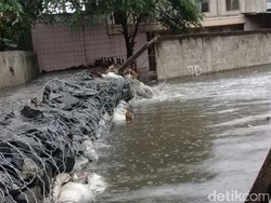 Pak Anies, Coba Dengar Jeritan Warga Jatipadang Korban Banjir Ini