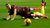 Thomas Vermaelen menghadang serangan para pemain Villarreal. Heino Kalis/Reuters.