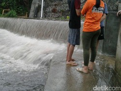 Tanggul Kali Pulo Lagi-lagi Jebol, Warga Jati Padang Kebanjiran