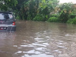 Jl Adityawarman Jaksel Banjir, Mobil yang Nekat Melintas Mogok