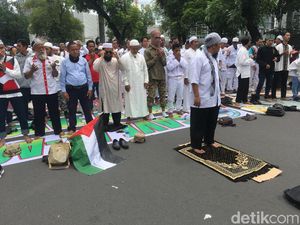 Massa Bela Palestina Salat Berjemaah di Depan Kedubes AS Massa Bela Palestina Salat Berjemaah di Depan Kedubes AS