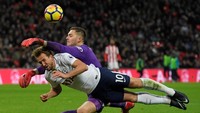Harry Kane mencetak dua gol saat Tottenham Hotspur menang 5-1 atas Stoke City. Kiper Jack Butland harus susah payah meredam Kane. (Foto: Toby Melville/Reuters)