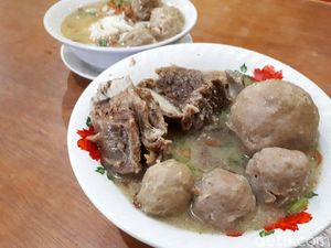 Bakso Solo Samrat: Gurih Mantap! Bakso Isi Telur dengan 4 Potong Iga Empuk Bakso Solo Samrat: Gurih Mantap! Bakso Isi Telur dengan 4 Potong Iga Empuk