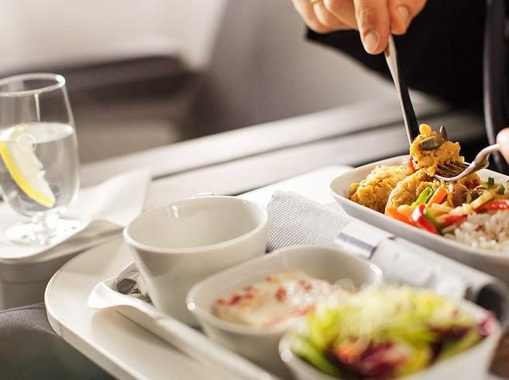 Makanan Pilot dan Penumpang Pesawat, Beda Nggak Ya? Makanan Pilot dan Penumpang Pesawat, Beda Nggak Ya?