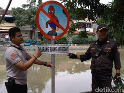 Hii... Ada Rambu Spiderman Dilarang BAB di Sungai Kalimas