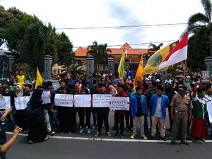 Sidang Santri yang Dituduh Penadah HP Kembali Didatangi Massa Sidang Santri yang Dituduh Penadah HP Kembali Didatangi Massa