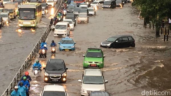 Potret Jalanan Jakarta Tergenang Pasca Hujan Ekstrem