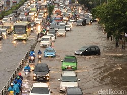 Banjir di Jl Gatot Subroto Arah Cawang, Lalin Macet