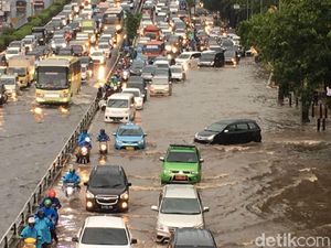 Polda Metro Kerahkan Tim untuk Urai Macet Akibat Hujan Deras Polda Metro Kerahkan Tim untuk Urai Macet Akibat Hujan Deras