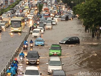 Potret Jalanan Jakarta Tergenang Pasca Hujan Ekstrem