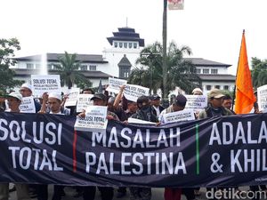 Aksi Massa 1112 di Bandung untuk Palestina Aksi Massa 1112 di Bandung untuk Palestina