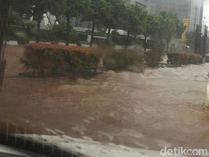 Banjir Juga Muncul di Jalan Rasuna Said Kuningan