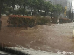 Banjir Juga Muncul di Jalan Rasuna Said Kuningan