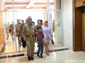 Hadiri Jakcraft, Anies Ditemani Istri dan Anaknya di Balai Kota
