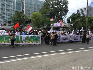 Massa Aksi Bela Palestina Mulai Berdatangan di Depan Kedubes AS Massa Aksi Bela Palestina Mulai Berdatangan di Depan Kedubes AS