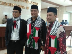 Anggota DPR Kenakan Syal RI-Palestina di Paripurna Penutupan