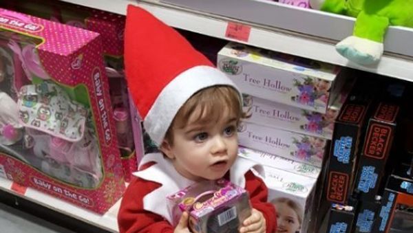 Aksi Menggemaskan Bocah 18 Bulan Saat Jadi Boneka Natal