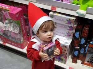 Aksi Menggemaskan Bocah 18 Bulan Saat Jadi Boneka Natal