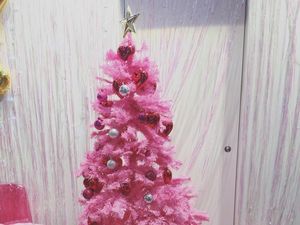 Pohon Natal Zaman Now, Bukan Hijau Tapi Bright Pink! Pohon Natal Zaman Now, Bukan Hijau Tapi Bright Pink!